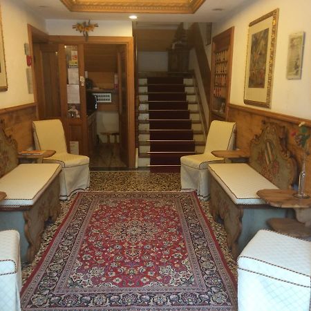 Albergo Erika 아우론조디까도레 외부 사진