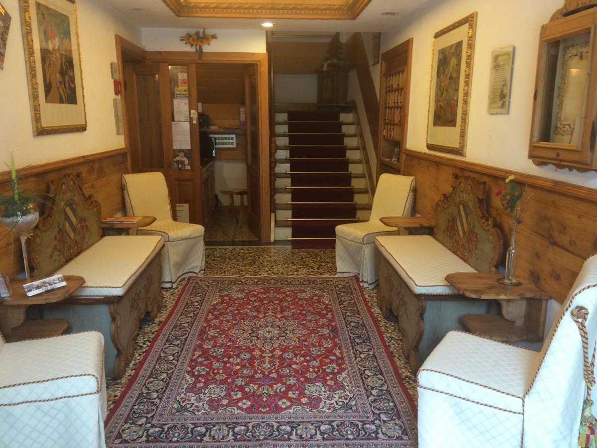Albergo Erika 아우론조디까도레 외부 사진